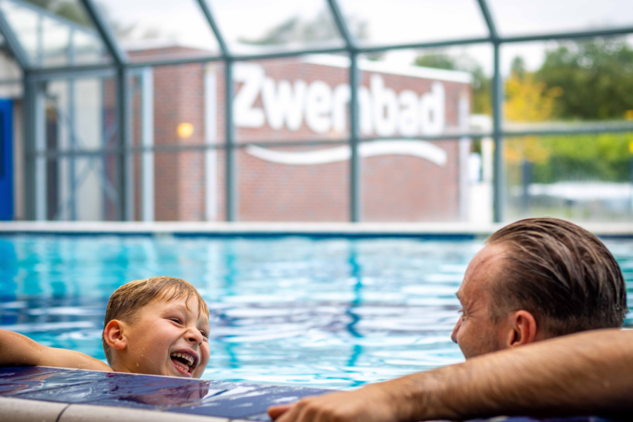 Zwemmen in het zwembad