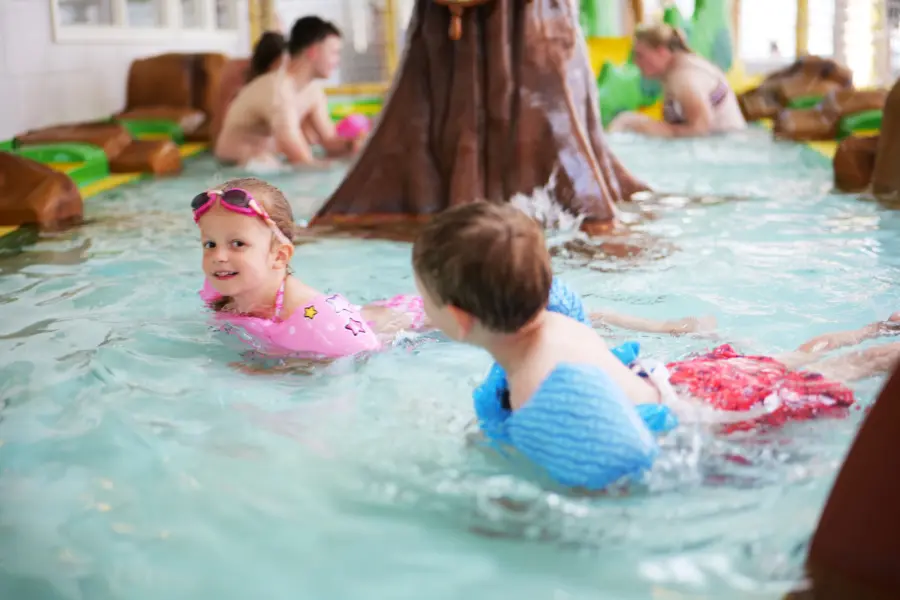 Schwimmbad beim camping mit kindern in holland krieghuusbelten