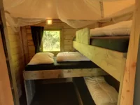 Slaapkamer kampeerlodge