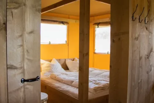 Luxe safaritent slaapkamer