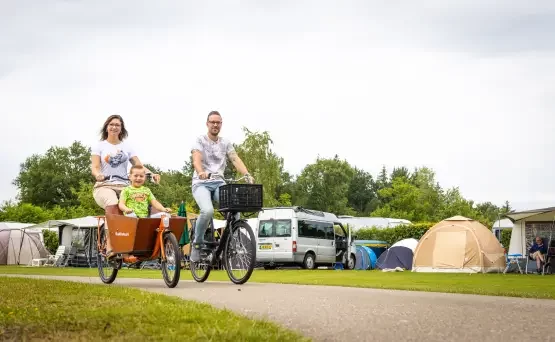 Gezin-fietsen-over-camping