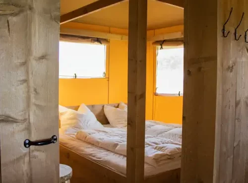 Luxe safaritent slaapkamer